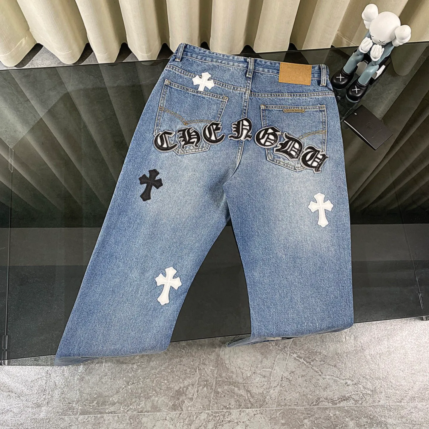 🅿️280 chrome hearts 2025 new city limited classic leather label jeans vi Top heavy industry fashionable design] Consistent high street luxury style creation. Speaking of this style, the Zangyin family and GU family are definitely among the leading representative brands. Especially the Zangyin family has really achieved a state-of-the-art effect in creating high street style. It is made of unique washed materials. The color system of this model is already quite eye-catching. After it is decorated with patchwork cross flowers, it cleverly highlights the charm of the brand. Secondly, this model uses classic The classic high-waist cutting design highlights the long legs and the fashionable temperament of the upper body. The brand is highly recognizable and the slim fit configuration is more suitable for daily wear. This product is a product that interprets personality, fashion, and specifications at a glance. This single product is enough to make any fan excited. It can be a white T-shirt for youthful preppy style, or a tight sling for royal lady style. It has strong matching ability and can be easily controlled by men.  [Material and craftsmanship] Needless to say, this point goes without saying. As an excellent craftsman brand, Zangyin has really perfect requirements for details and craftsmanship. The washed color of this model has gone through so many processes, not to mention the embellishment of the denim appliqués. It is also purely handmade and sewn. Just like what they believe in, only handmade things have soul and have the meaning of wear. A top-notch heavy-duty fashionable denim item, I look forward to your perfect interpretation! !  Size:28-34